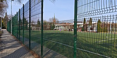 Nowa murawa i ogrodzenie już latem: remont orlika przy ulicy Lipowej