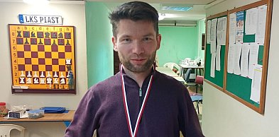 Marcin Bubniewicz na podium turnieju szachowego w Śremie