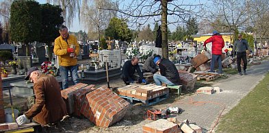 Parafianie remontują mur cmentarza