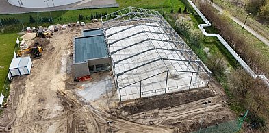 Stalowa konstrukcja już stoi: Nowe lodowisko w Środzie nabiera kształtów