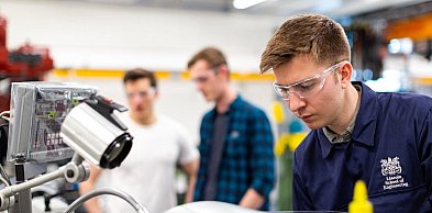 Ergonomia stanowisk pracy w magazynie — jak zmniejszyć liczbę urazów i zwiększyć w