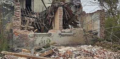 Runęła ściana zabytkowego dworu