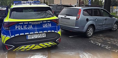 Kierował bez uprawnień. Przez okno wyrzucił woreczek strunowy