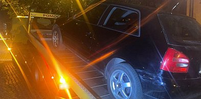 Nietrzeźwy kierował Audi. Nie miał prawa jazdy i włączonych świateł