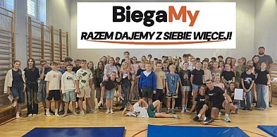 Przedstawiciele inicjatywy „BiegaMy” z wizytą w Szkole Podstawowej w Kórniku
