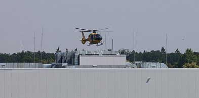 Wypadek przy pracy. Wezwano ratowników wysokościowych i śmigłowiec LPR