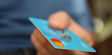 Posługiwali się skradzioną kartą bankomatową-23151