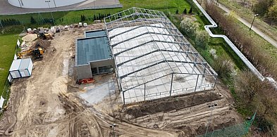 Stalowa konstrukcja już stoi: Nowe lodowisko w Środzie nabiera kształtów