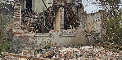 Runęła ściana zabytkowego dworu