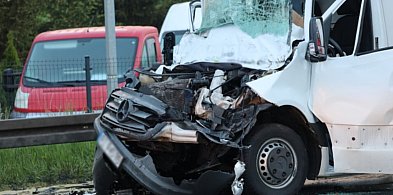 Zderzenie na DK11 w Brodowie. Mężczyzna był zakleszczony w pojeździe