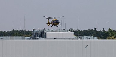 Wypadek przy pracy. Wezwano ratowników wysokościowych i śmigłowiec LPR