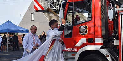 Poświęcenie i symboliczne przekazanie samochodu specjal-22977
