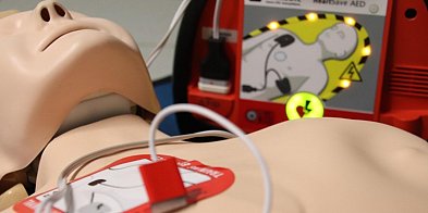 Szkoła chce zamontować AED