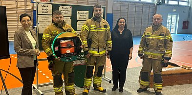 Strażacy przekazali defibrylator AED szkole