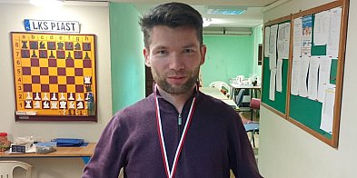 Marcin Bubniewicz na podium turnieju szachowego w Śremie