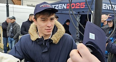 Czapki, rozdawane m.in. w Środzie, nie spodobały się Państwowej Komisji Wyborczej-23089