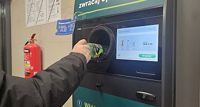 Butelki i puszki trzymane w workach, czyli system kaucyjny