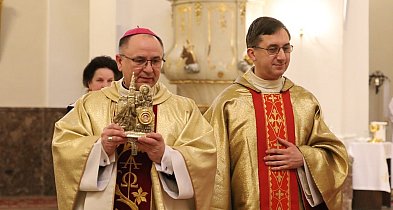 Cząstka włosów Błogosławionego już w świątyni