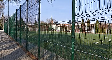 Nowa murawa i ogrodzenie już latem: remont orlika przy ulicy Lipowej