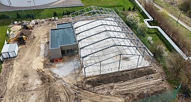 Stalowa konstrukcja już stoi: Nowe lodowisko w Środzie nabiera kształtów