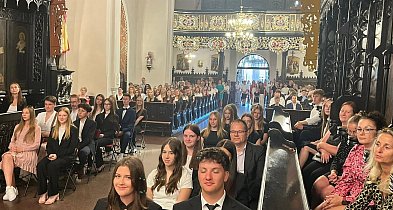 Młodzież przyjęła sakrament bierzmowania