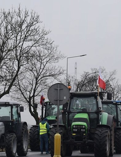 Dwunastogodzinna blokada drogi krajowej. Policja wyznaczyła objazdy-23808