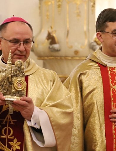 Cząstka włosów Błogosławionego już w świątyni