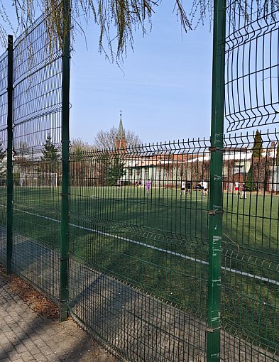 Nowa murawa i ogrodzenie już latem: remont orlika przy ulicy Lipowej