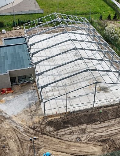 Stalowa konstrukcja już stoi: Nowe lodowisko w Środzie nabiera kształtów