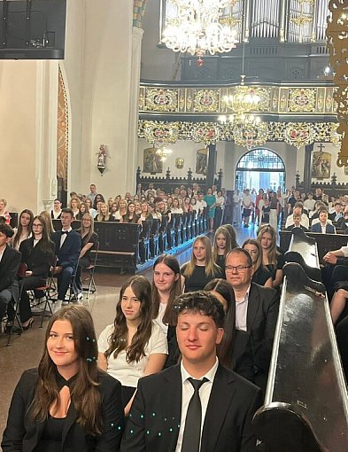 Młodzież przyjęła sakrament bierzmowania