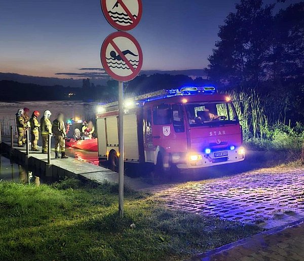 Wieczorna akcja strażaków na Jeziorze Raczyńskim-23161
