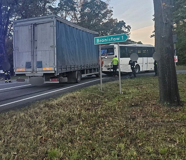 Ciężarówką uderzył w autobus szkolny-23423