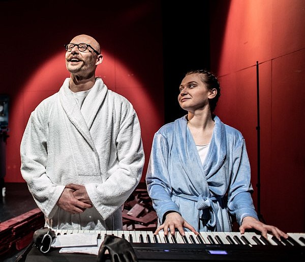 Bez patosu, za to z artystyczną wnikliwością. - 23546