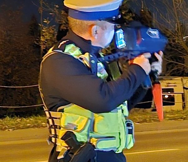 Jednej nocy kierowca otrzymał więcej punktów karnych, niż ma lat-23561