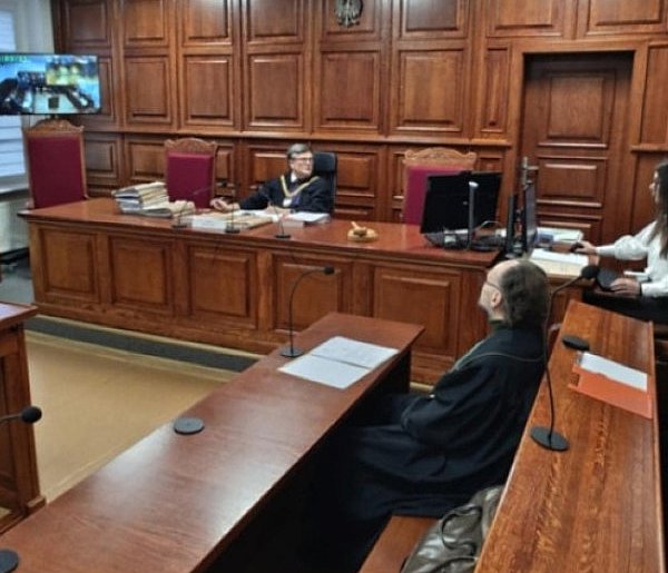 Jarocin: Ruszył proces księdza oskarżonego o doprowadzenie wikariusza do samobójst-23630