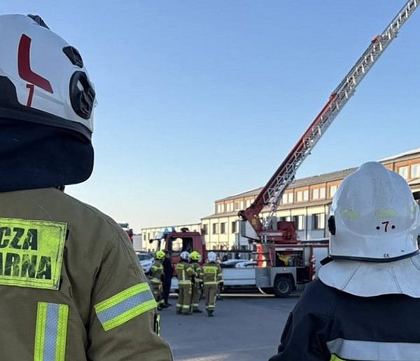 Osiem zastępów straży - zgłoszenie o pożarze szeregowca-24190