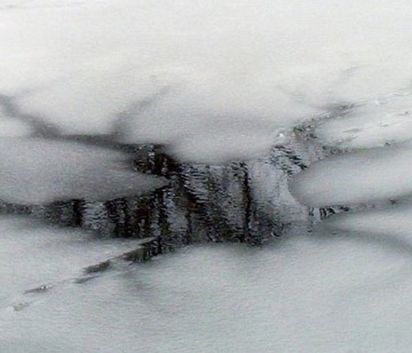 W sąsiednim powiecie: Kobieta i dziecko pod lodem-24247