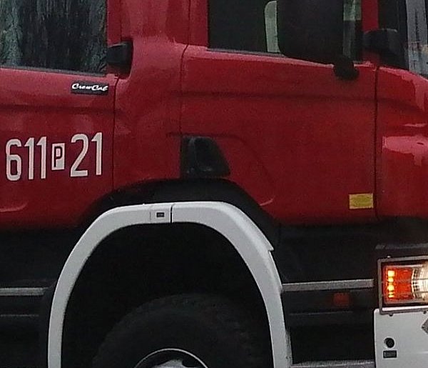 Oderwane koło zapasowe uderzyło w samochód osobowy-24319