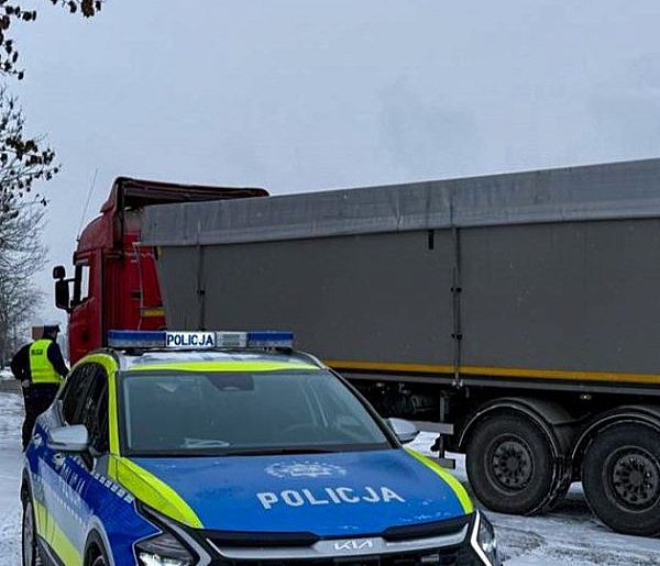Z naczepy spadły odłamki lodu. Mandat dla kierowcy