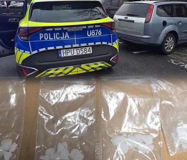 Kierował bez uprawnień. Przez okno wyrzucił woreczek strunowy