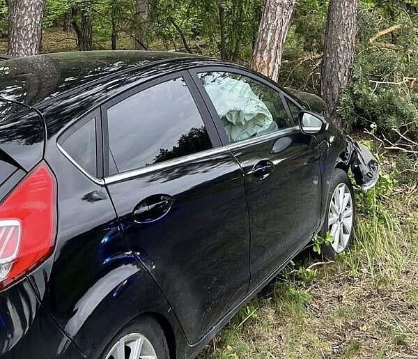 Poszukiwali kierowcy rozbitego samochodu