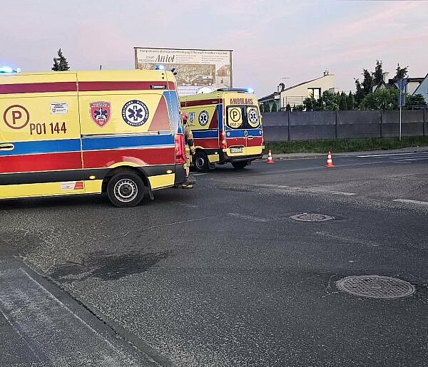 Pasażerka przeleciała nad maską samochodu
