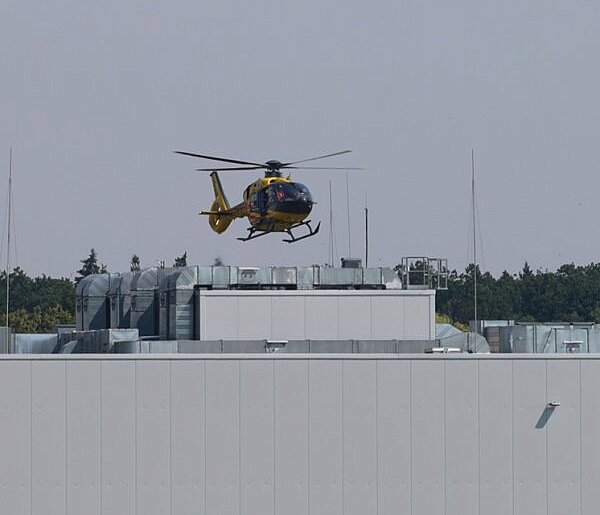 Wypadek przy pracy. Wezwano ratowników wysokościowych i śmigłowiec LPR