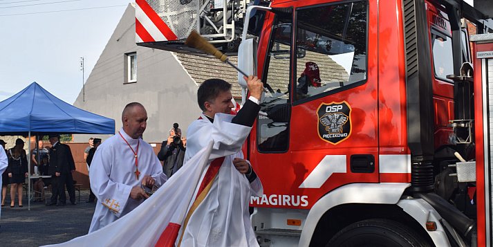 Poświęcenie i symboliczne przekazanie samochodu specjalnego dla OSP Pięczkowo