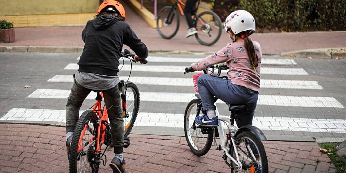 Prawo jazdy od 17. roku życia i obowiązkowe kaski dla rowerzystów