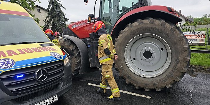 Zderzenie osobówki z ciągnikiem rolniczym. Dwie osoby poszkodowane