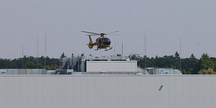 Wypadek przy pracy. Wezwano ratowników wysokościowych i śmigłowiec LPR
