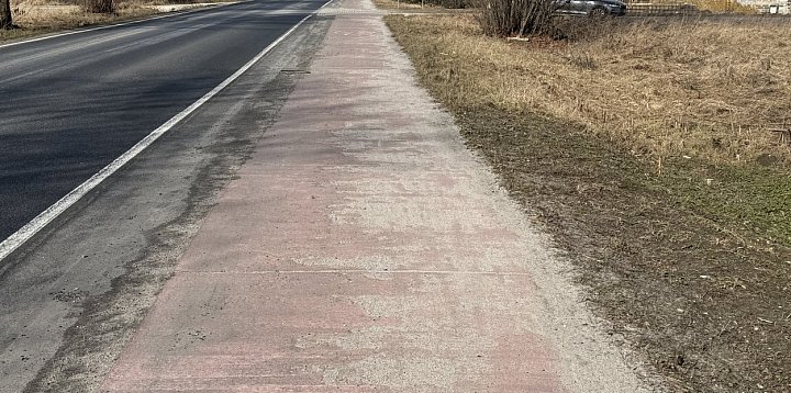 Zaniedbane ścieżki po sezonie zimowym