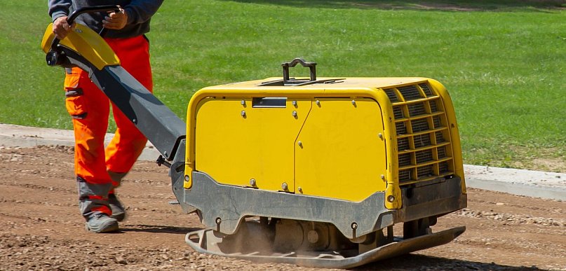 Kiedy tania zagęszczarka wychodzi najdrożej? Praktyka z placu budowy