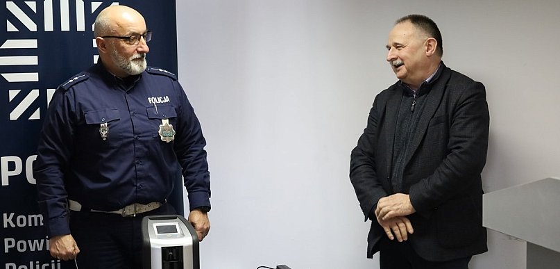 Dwa radiowozy i urządzenie, które wykryje 8 niedozwolonych substancji